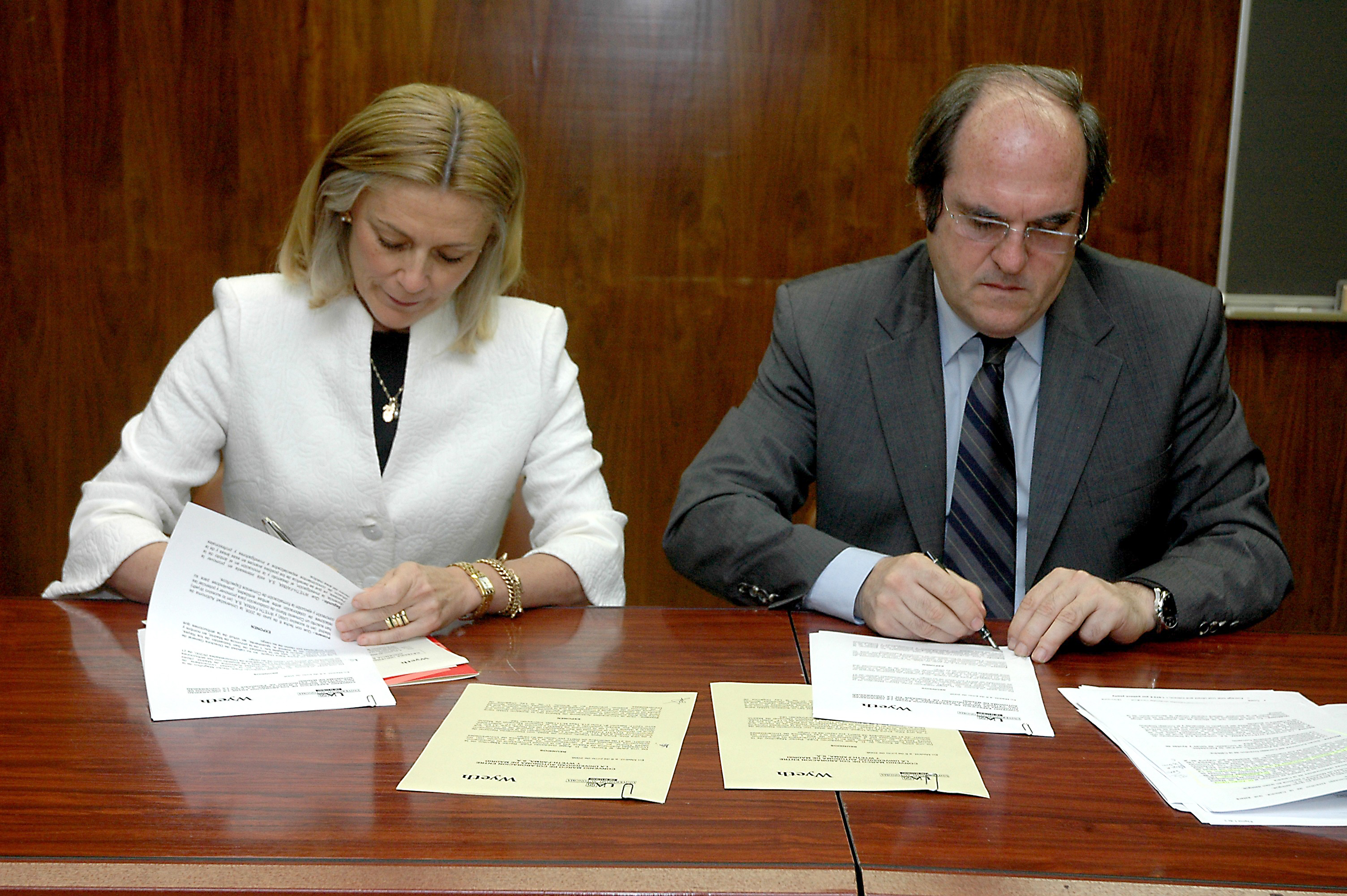 acto de firma del convenio el rector de la UAM, Ángel Gabilondo Pujol, y la directora general de Wyeth Farma, Elvira Sanz Urgoiti.
